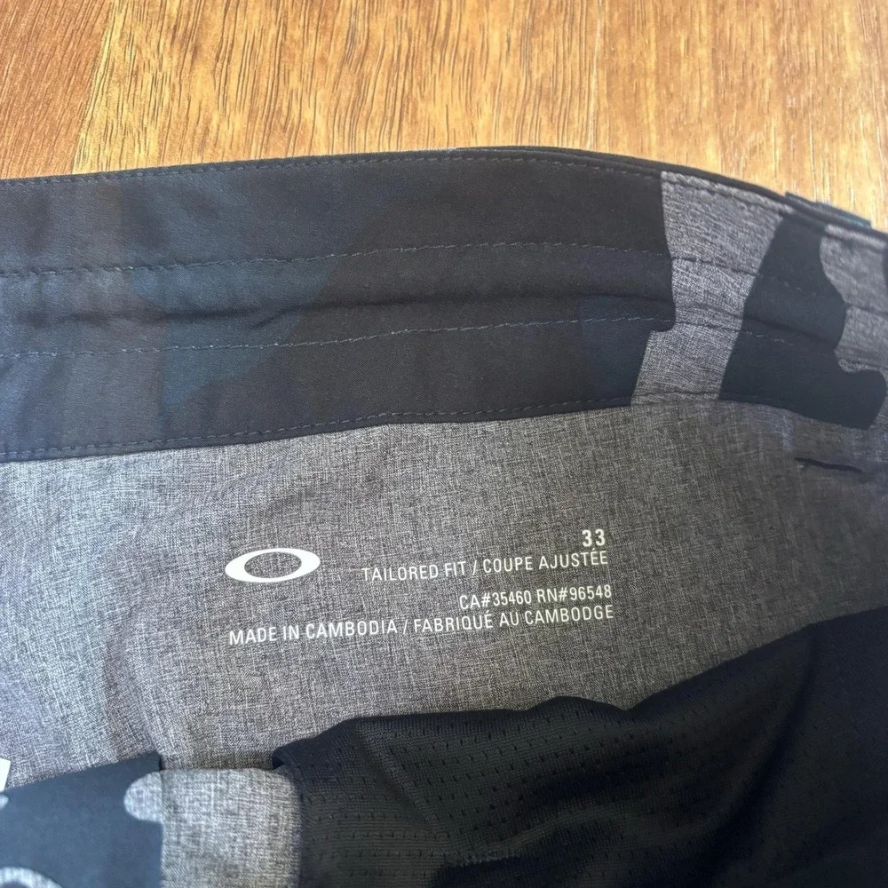 NWT Oakley Shorts Mens Medium Black Camo Cruiser QG HBD 21 Boardshorts Swim